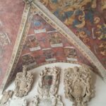 Ornamenty w wejściu na uniwersytet